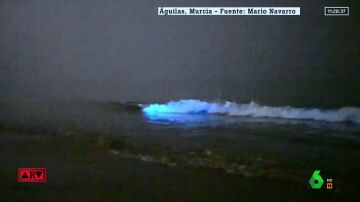 El fenómeno de la bioluminiscencia, captado en la costa de Águilas, Murcia, por Mario Navarro