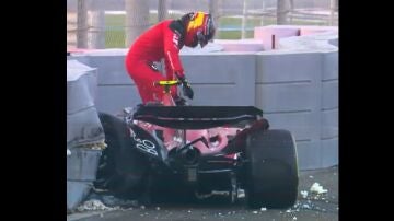 Carlos Sainz se baja de un destrozado Ferrari