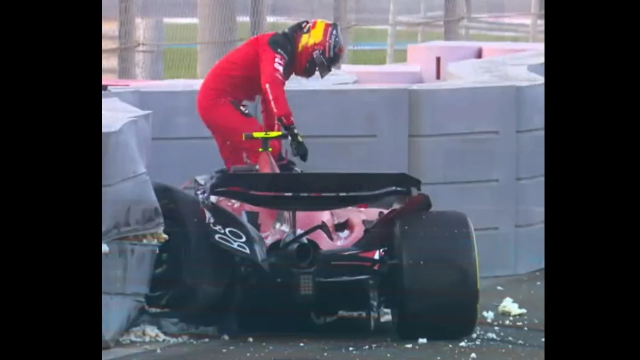 Carlos Sainz se baja de un destrozado Ferrari