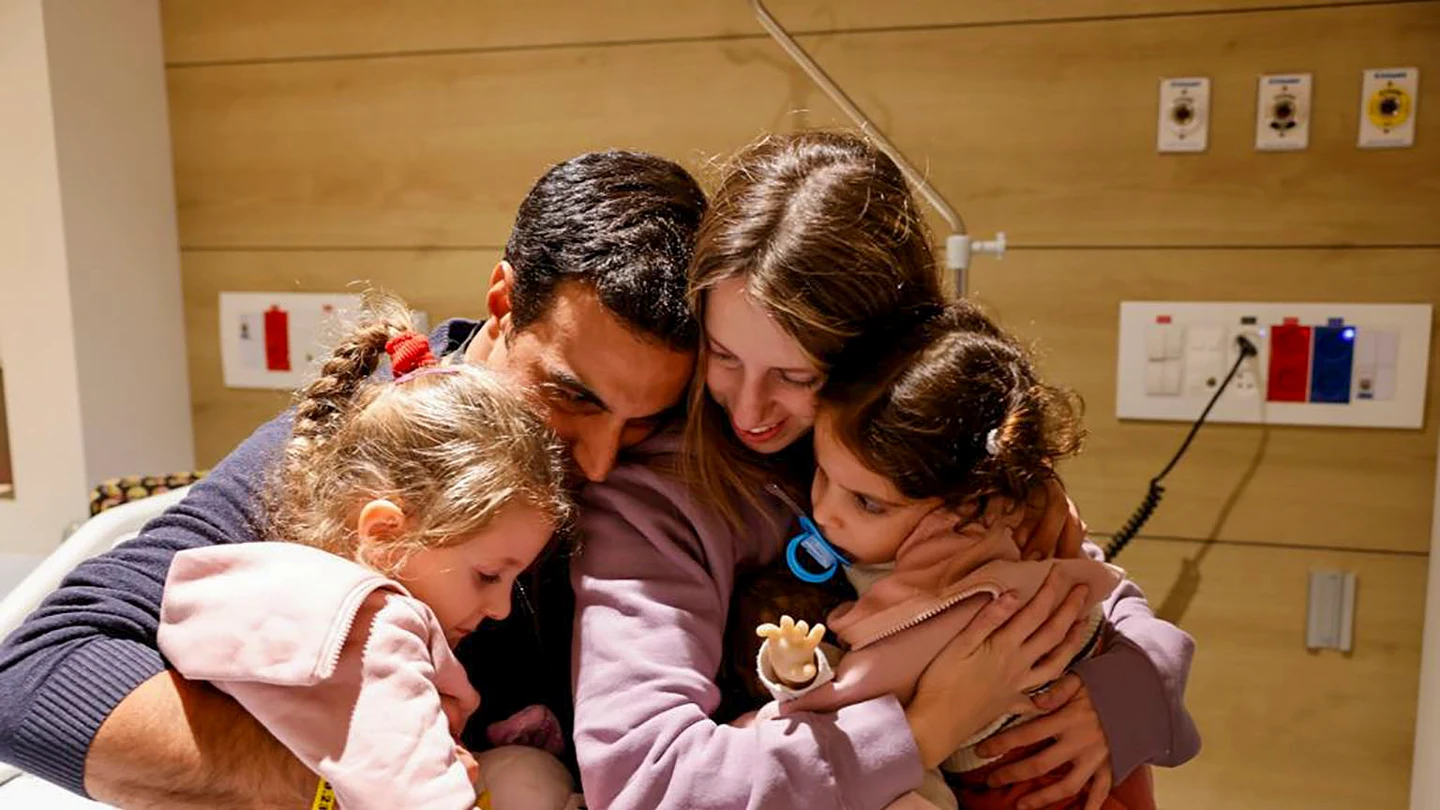 Aviv Asher (d), de dos años, su hermana Raz Asher (i) de 4 años y su madre Doron (2d) se reúnen con el padre (2i) de la familia Aviv Asher (d), de dos años, su hermana Raz Asher (i) de 4 años y su madre Doron (2d) se reúnen con el padre (2i) de la familia