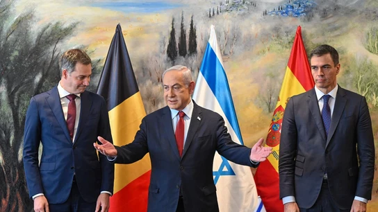 El Presidente del Gobierno, Pedro Sánchez, el primer ministro israelí, Benjamin Netanyahu y el primer ministro belga, Alexander de Croo, durante su encuentro en Jerusalén. El Presidente del Gobierno, Pedro Sánchez, el primer ministro israelí, Benjamin Netanyahu y el primer ministro belga, Alexander de Croo, durante su encuentro en Jerusalén.