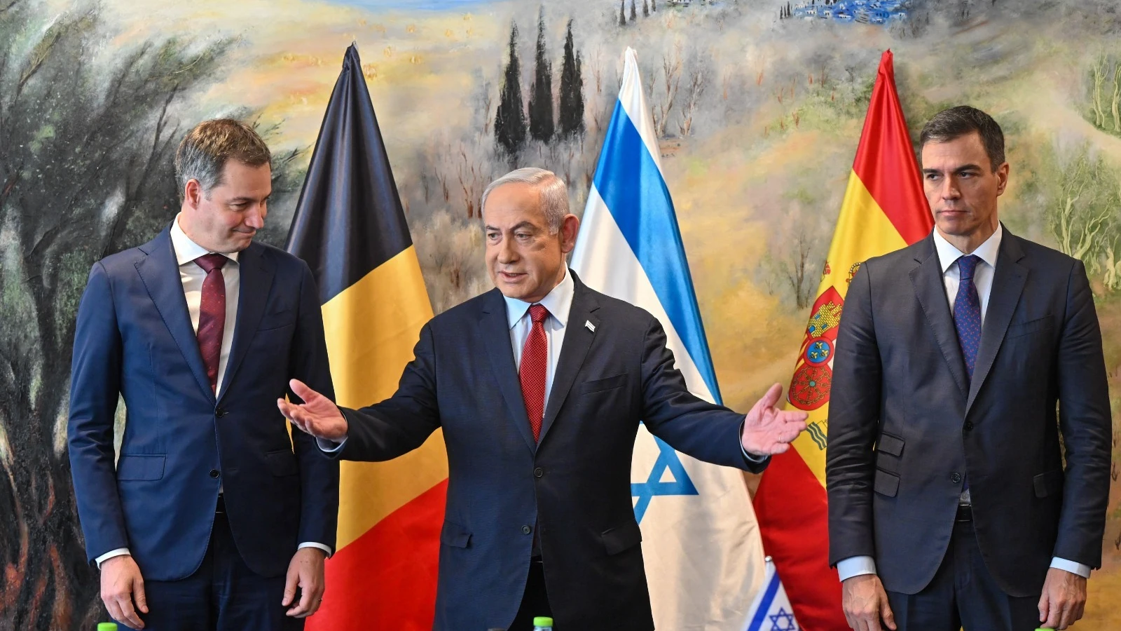 El Presidente del Gobierno, Pedro Sánchez, el primer ministro israelí, Benjamin Netanyahu y el primer ministro belga, Alexander de Croo, durante su encuentro en Jerusalén.