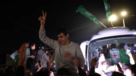 Los prisioneros palestinos celebran su liberación de las cárceles israelíes tras el acuerdo con Hamás Los prisioneros palestinos celebran su liberación de las cárceles israelíes tras el acuerdo con Hamás