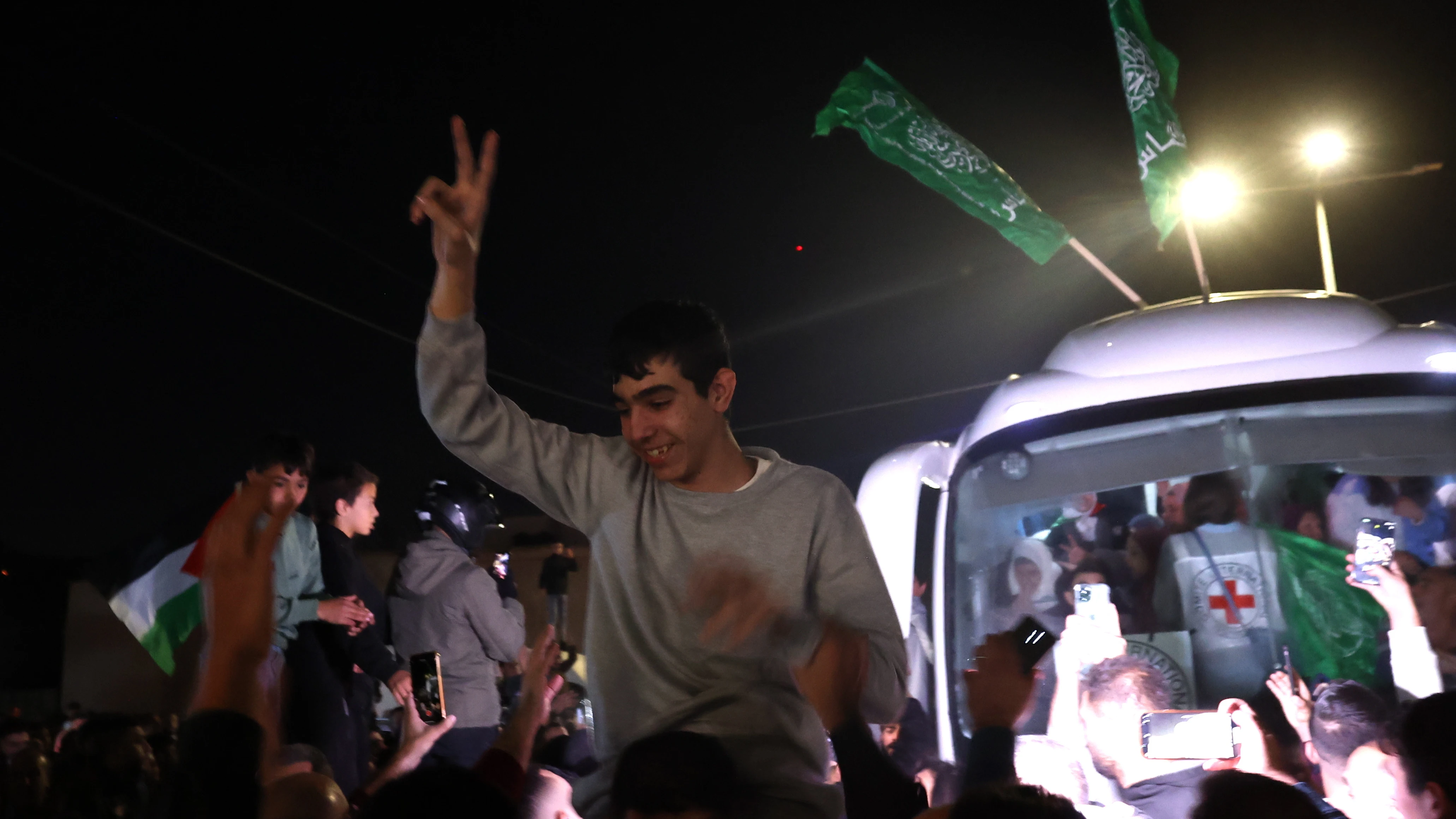 Los prisioneros palestinos celebran su liberación de las cárceles israelíes tras el acuerdo con Hamás