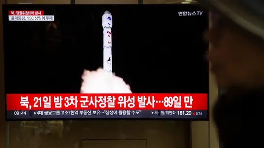 Vista de las noticias diarias en una estación de Seúl, Corea del Sur. Vista de las noticias diarias en una estación de Seúl, Corea del Sur.