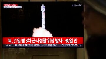 Vista de las noticias diarias en una estación de Seúl, Corea del Sur.