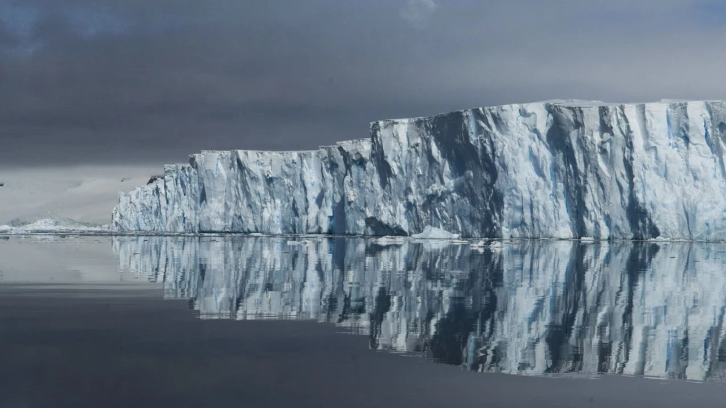 La línea de puesta a tierra es el límite entre la sección terrestre de la capa de hielo y la plataforma de hielo flotante. La línea de puesta a tierra es el límite entre la sección terrestre de la capa de hielo y la plataforma de hielo flotante.