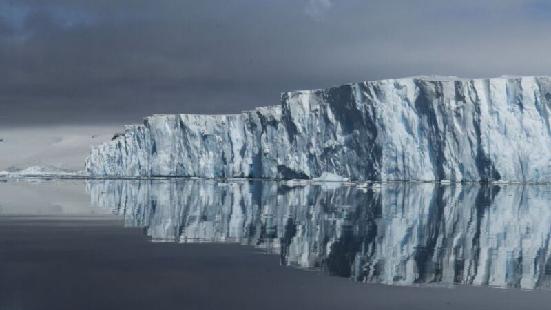 La línea de puesta a tierra es el límite entre la sección terrestre de la capa de hielo y la plataforma de hielo flotante.