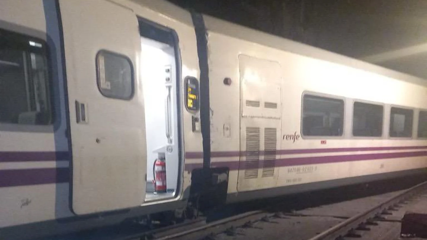 El desplazamiento de unos ejes provoca la salida de vía del Talgo Almería-Chamartin en vía 4 de Atocha. El desplazamiento de unos ejes provoca la salida de vía del Talgo Almería-Chamartin en vía 4 de Atocha.
