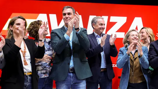 Pedro Sánchez arropado por socialistas Pedro Sánchez arropado por socialistas