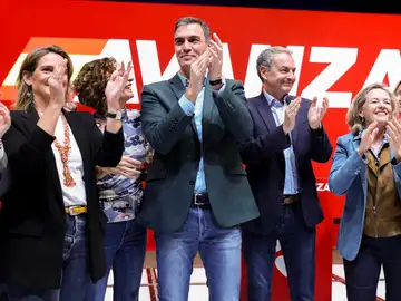 Pedro Sánchez arropado por socialistas