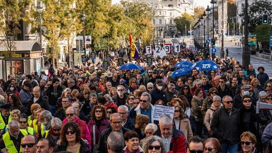 Cientos de personas durante una manifestación en memoria de los residentes fallecidos durante la pandemia en Madrid Cientos de personas durante una manifestación en memoria de los residentes fallecidos durante la pandemia en Madrid