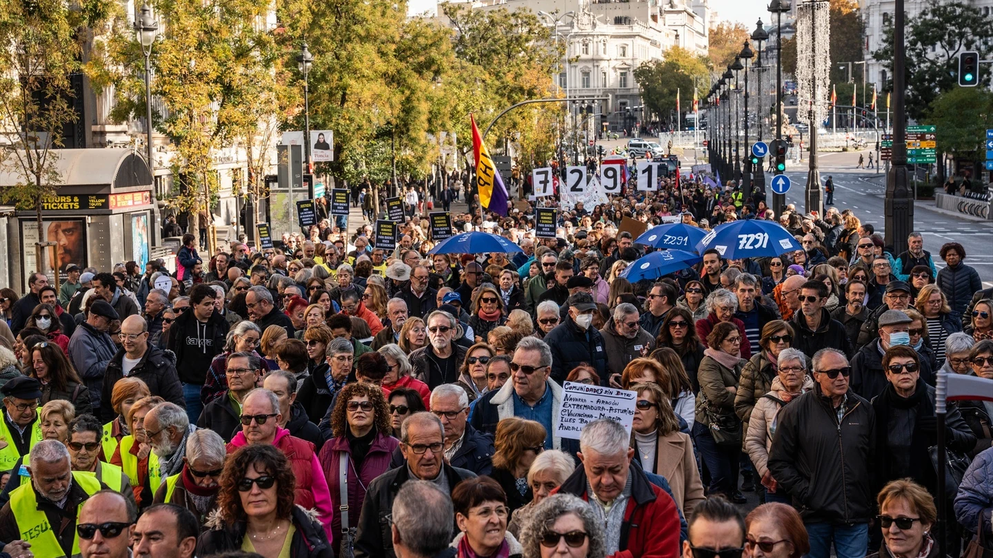 Cientos de personas durante una manifestación en memoria de los residentes fallecidos durante la pandemia en Madrid Cientos de personas durante una manifestación en memoria de los residentes fallecidos durante la pandemia en Madrid