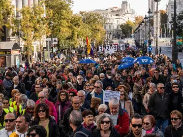 Cientos de personas durante una manifestación en memoria de los residentes fallecidos durante la pandemia en Madrid