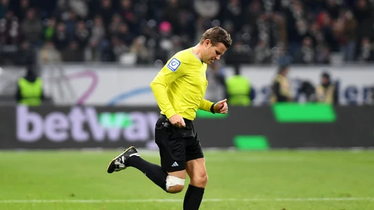 El árbitro Felix Brych, lesionado en su rodilla derecha El árbitro Felix Brych, lesionado en su rodilla derecha