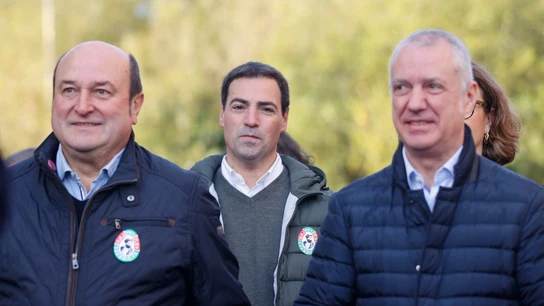 El candidato del PNV a lehendakari, Imanol Pradales, junto al lehendakari Iñigo Urkullu y al presidente del PNV, Andoni Ortuzar. El candidato del PNV a lehendakari, Imanol Pradales, junto al lehendakari Iñigo Urkullu y al presidente del PNV, Andoni Ortuzar.