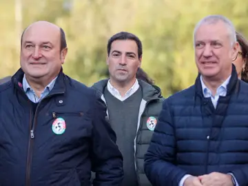 El candidato del PNV a lehendakari, Imanol Pradales, junto al lehendakari Iñigo Urkullu y al presidente del PNV, Andoni Ortuzar.