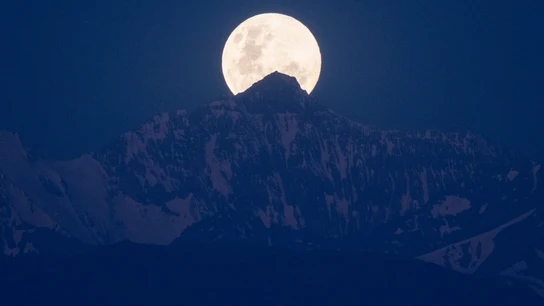 La luna llena de noviembre de 2023, vista desde los Andes en Chile La luna llena de noviembre de 2023, vista desde los Andes en Chile