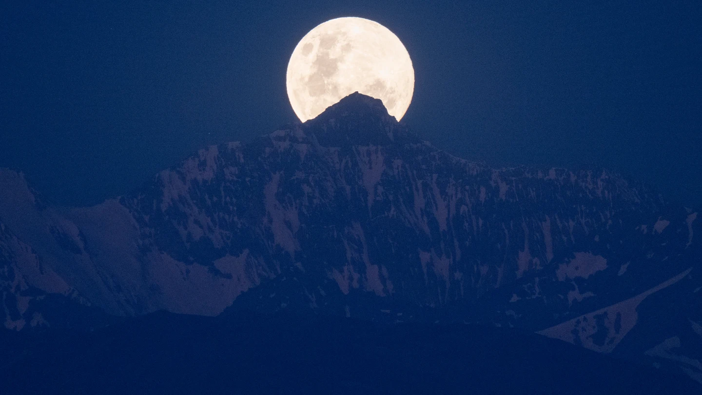 La luna llena de noviembre de 2023, vista desde los Andes en Chile La luna llena de noviembre de 2023, vista desde los Andes en Chile
