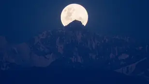 La luna llena de noviembre de 2023, vista desde los Andes en Chile