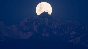 La luna llena de noviembre de 2023, vista desde los Andes en Chile