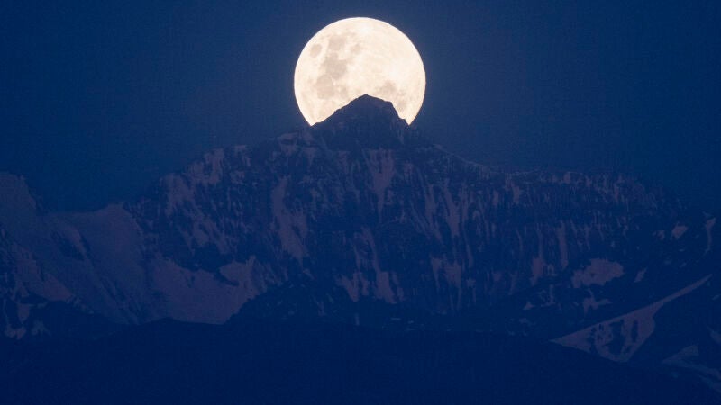 La luna llena de noviembre de 2023, vista desde los Andes en Chile
