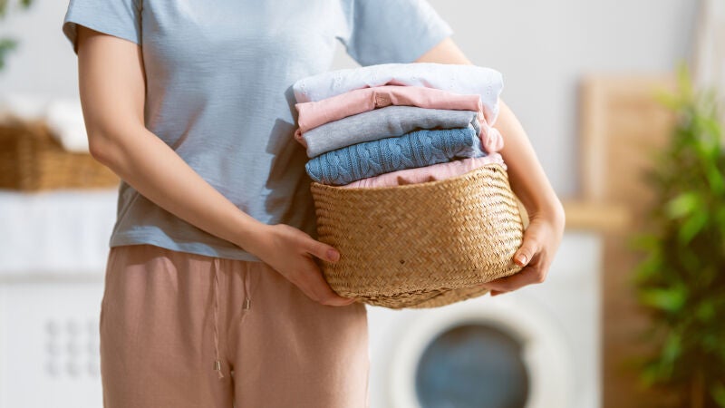 ¿Cambiarse de ropa al llegar a casa? La ciencia explica si deberías hacerlo