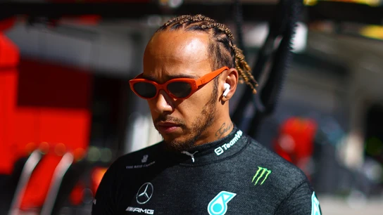 Hamilton, con gesto serio Hamilton, con gesto serio