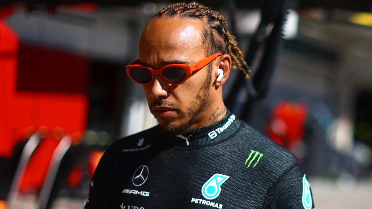 Hamilton, con gesto serio