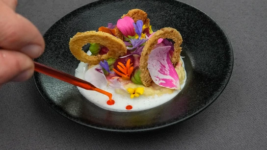 Un plato del chef Alexandre Mazzia (del restaurante AM, en Marsella), con tres estrellas Michelin Un plato del chef Alexandre Mazzia (del restaurante AM, en Marsella), con tres estrellas Michelin