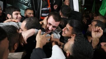  Prisioneros palestinos llegan de la prisión de Ofer a Betunia, en Cisjordania, tras su liberación.