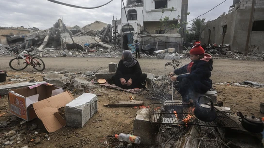 Palestinos sentados en torno a la destrucción en el pueblo de Khuza'a, cerca de la valla fronteriza entre Israel y el sur de la Franja de Gaza. Palestinos sentados en torno a la destrucción en el pueblo de Khuza'a, cerca de la valla fronteriza entre Israel y el sur de la Franja de Gaza.