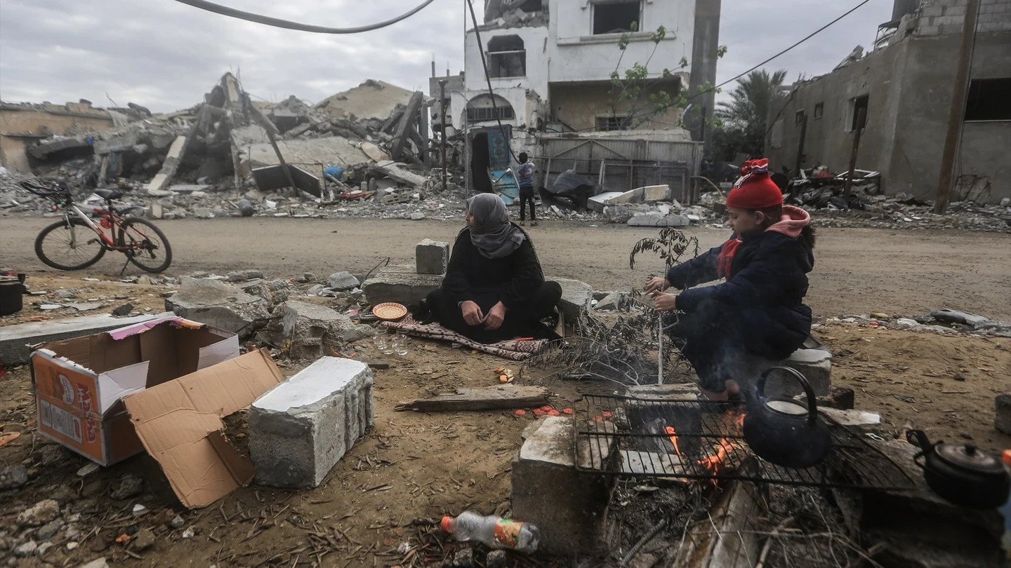 Palestinos sentados en torno a la destrucción en el pueblo de Khuza'a, cerca de la valla fronteriza entre Israel y el sur de la Franja de Gaza. Palestinos sentados en torno a la destrucción en el pueblo de Khuza'a, cerca de la valla fronteriza entre Israel y el sur de la Franja de Gaza.
