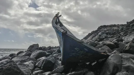 Imagen de archivo de los restos de una patera en una playa española. Imagen de archivo de los restos de una patera en una playa española.