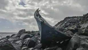 Imagen de archivo de los restos de una patera en una playa española. 