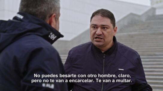 La tensi&oacute;n de un empleado del r&eacute;gimen de Turkmenist&aacute;n ante las preguntas sobre las leyes contra el colectivo LGTBIQ+