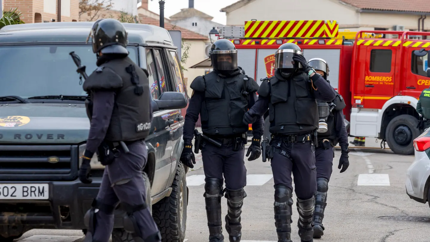 Un hombre que iba a ser desahuciado se atrinchera en casa y lanza cócteles molotov Un hombre que iba a ser desahuciado se atrinchera en casa y lanza cócteles molotov