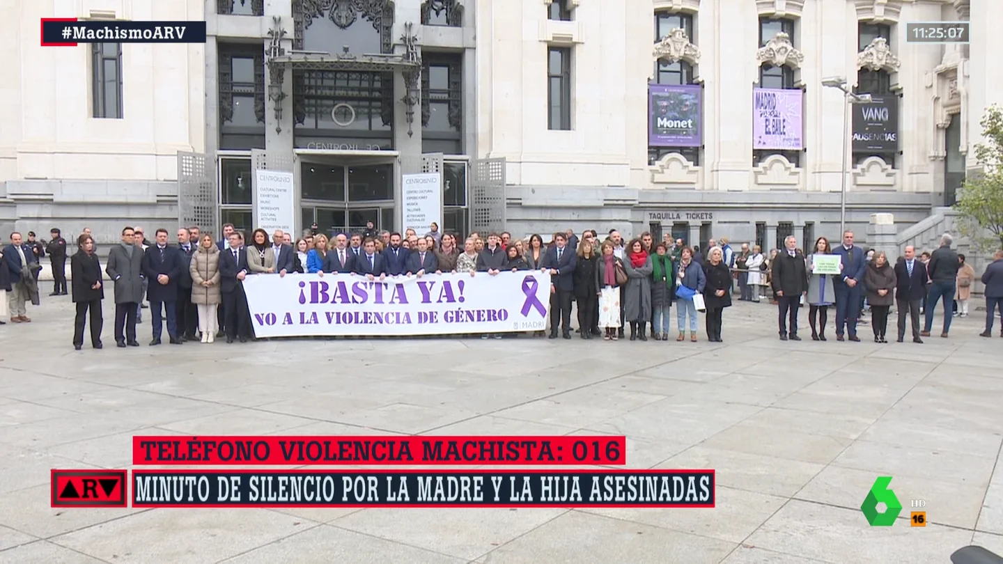 Vox vuelve a apartarse de la concentración contra la violencia machista en el Ayuntamiento de Madrid Vox vuelve a apartarse de la concentración contra la violencia machista en el Ayuntamiento de Madrid