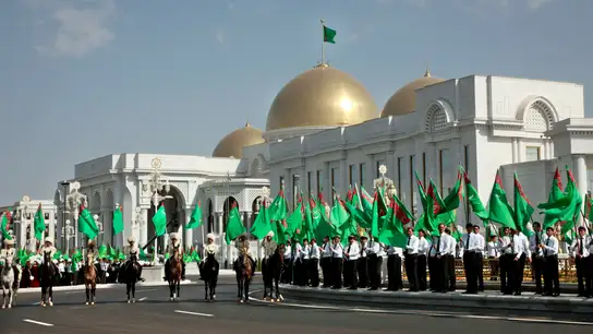 Banderas turkmenas ondeando en la inauguración de un palacio presidencial en Asjabad, la capital de Turkmenistán Banderas turkmenas ondeando en la inauguración de un palacio presidencial en Asjabad, la capital de Turkmenistán