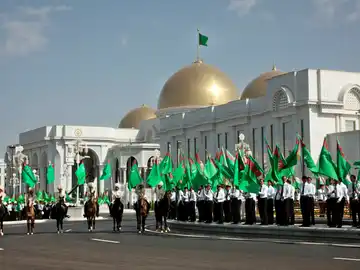 Banderas turkmenas ondeando en la inauguración de un palacio presidencial en Asjabad, la capital de Turkmenistán