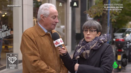La reacción de Thais Villas cuando un hombre de barrio rico desvela que va a comprar un reloj de 20.000 euros "Tengo ahorrados entre 100.000 y 200.000 euros, para caprichos", afirma este hombre a la reportera, que en esta entrega de 'Barrio rico, barrio obrero', ha preguntado a los vecinos de una y otra zona por sus ahorros.