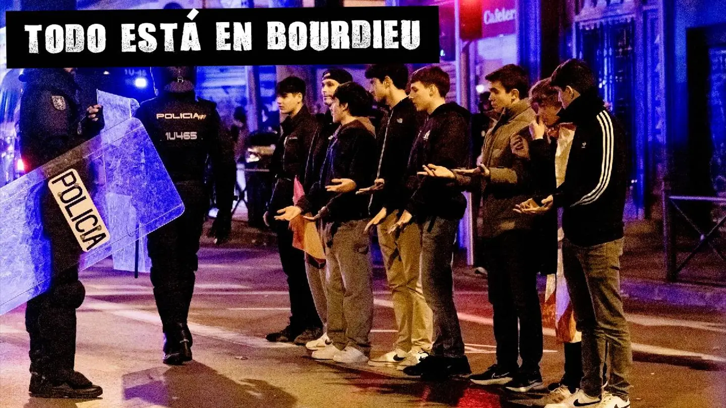 Varios jóvenes detenidos por la policía, durante una manifestación frente a la sede del PSOE en Ferraz, a 17 de noviembre de 2023, Varios jóvenes detenidos por la policía, durante una manifestación frente a la sede del PSOE en Ferraz, a 17 de noviembre de 2023,