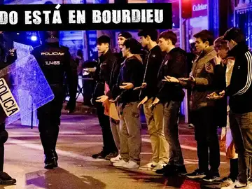 Varios jóvenes detenidos por la policía, durante una manifestación frente a la sede del PSOE en Ferraz, a 17 de noviembre de 2023, 