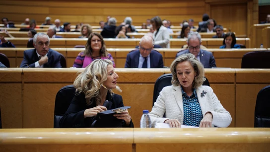 Yolanda Díaz y Nadia Calviño, durante una sesión de control al Gobierno en el Senado Yolanda Díaz y Nadia Calviño, durante una sesión de control al Gobierno en el Senado