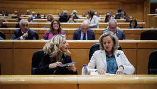 Yolanda Díaz y Nadia Calviño, durante una sesión de control al Gobierno en el Senado