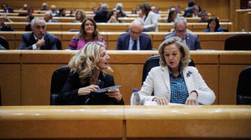 Yolanda Díaz y Nadia Calviño, durante una sesión de control al Gobierno en el Senado