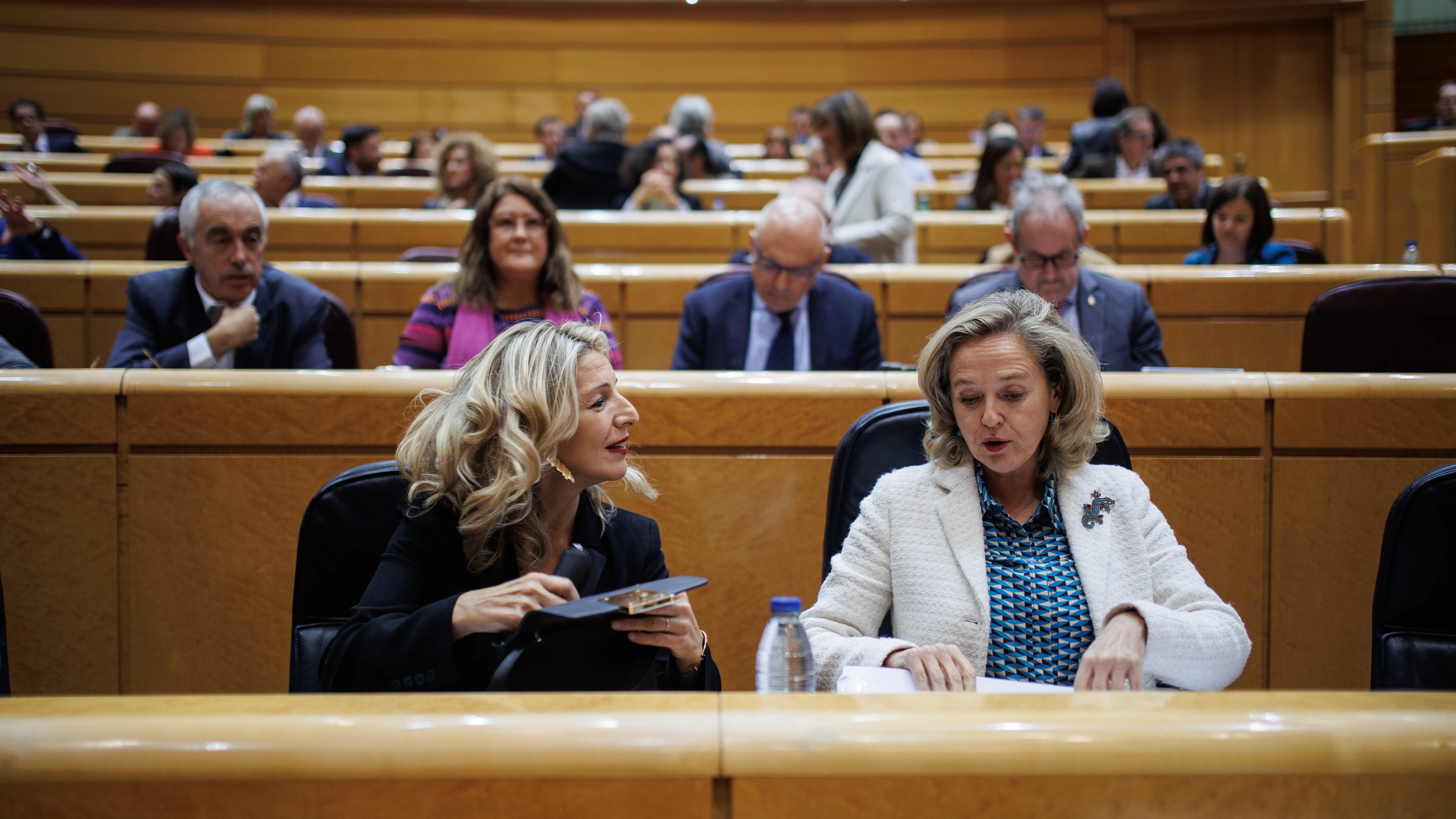 Yolanda Díaz y Nadia Calviño, durante una sesión de control al Gobierno en el Senado