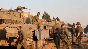 Soldados israelíes cerca de la frontera con la Franja de Gaza durante la tregua