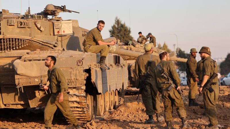 Soldados israelíes cerca de la frontera con la Franja de Gaza durante la tregua