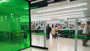 Exterior de la nueva tienda de Mercadona en el centro comercial Baricentro, en Barberà del Vallès (Barcelona).
